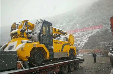 91抖音轻量版智裝攻堅西（xī）藏拉澤公（gōng）路4600米高原作業